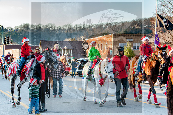 Christmas Parade - Waynsville, MO #kiwanisclubofpulaskicounty #picsbyjax #getyourpicsonroute66 #waynesvillemo -1765.jpg