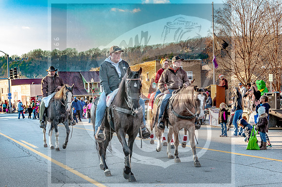 Christmas Parade - Waynsville, MO #kiwanisclubofpulaskicounty #picsbyjax #getyourpicsonroute66 #waynesvillemo -1788.jpg