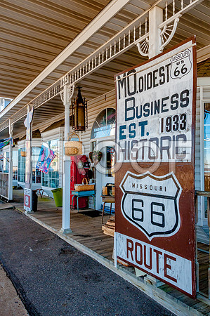 Route 66- Totem Pole Trading Post (1933) Rolla, MO 12-2015-2712.jpg