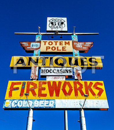 Route 66- Totem Pole Trading Post (1933) Rolla, MO 12-2015-2700.jpg