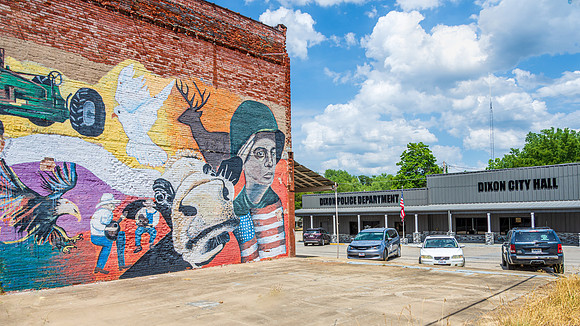 Dixon Mural with City Hall_PCN22-3447.jpg